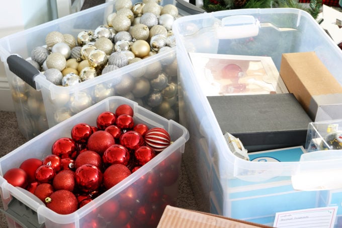 Home Organization- How to Organize Storage Bins, Christmas Storage, Holiday Storage, Christmas organization, holiday organization, organizing Christmas decorations, organized holiday decor, labels, free printables, free printable tags, organized Christmas ornaments