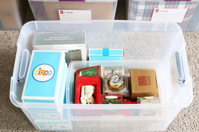 Home Organization- How to Organize Storage Bins, Christmas Storage, Holiday Storage, Christmas organization, holiday organization, organizing Christmas decorations, organized holiday decor, labels, free printables, free printable tags, organizing family Christmas ornaments