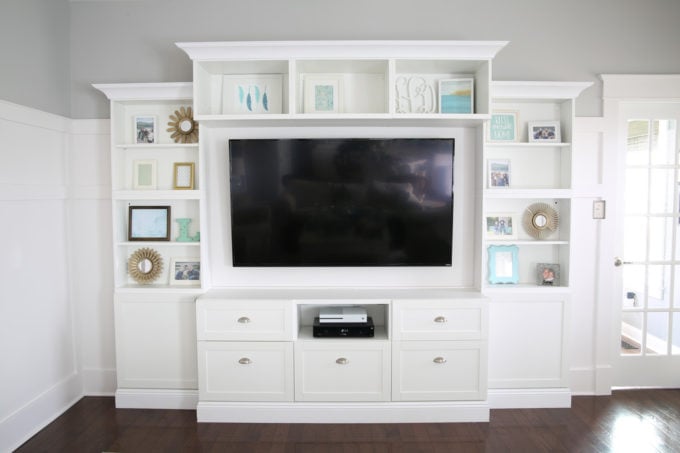 It can be a challenge to know how to decorate shelves, but this foolproof formula will teach you how to style shelves beautifully in no time! | #shelfie #shelfstyling #styledshelves #bookshelfstyling #livingroom #livingroomdecor #summerdecor #vignette Picture Frames, Mirrors, and Other Flat Objects to Forming the First Layer on Decorated Shelves