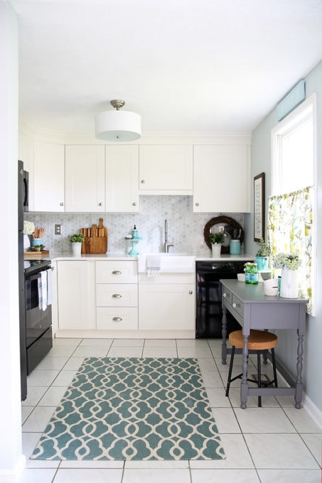 White IKEA SEKTION Kitchen with GRIMSLOV Cabinet Fronts in a Townhouse